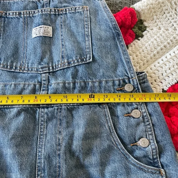 Levi’s Premium Vintage Shortalls - Denim Overall Shorts in Medium Wash - Picture 9 of 11